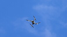 Dron souástí mechanizovaného cviení armády Mighty Arrow 25 na stelnici a...