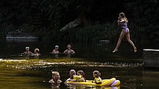 Teplé po�así vylákalo lidi k vod�, �eku Sázavu sjí�dí vodáci. (13. srpna 2025)