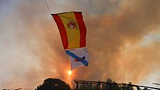 Vlajky �pan�lska a Galicie b�hem po�ár ve �pan�lsku. (15. srpna 2025)