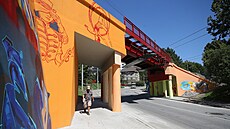 Správa eleznic most z roku 1963 kompletn opravila a výtvarníci jej stále...