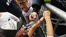 Radko Gudas a jeho podpisy na ruce fanou�k�.