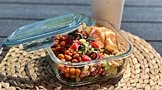 Vrstven salt do krabiky s quinoou, cizrnou a halloumi podle Kamily Lindy...