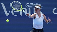 Barbora Krejíková se natahuje po míku ve tetím kole turnaje v Cincinnati.
