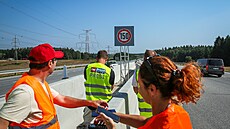 Na dálnici D3 u odpo�ívky u Chotý�an nainstalovalo �SD nové prom�nné dopravní...
