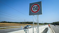 Na dálnici D3 u odpo�ívky u Chotý�an nainstalovalo �SD nové prom�nné dopravní...