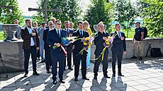 Ministr zahrani�í Jan Lipavský (v první �ad� vlevo) p�i náv�t�v� Ukrajiny...