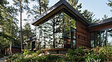 Nkteré prosklené ásti se vznáejí nad ustupujícím terénem a pocitov jdou dál...