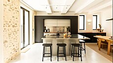 Pízemí, pvodn rozdlené na nkolik malých samostatných místností, oteveli...