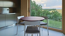 Chata je navr�ená jako jednoduchý d�ev�ný objekt zasazený do sva�itého terénu...