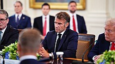 Keir Starmer a Emmanuel Macron a Donald Trump b�hem jednání v Bílém dom�. (18....