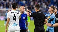 Záloník Slovanu Bratislava Vladimír Weiss mladí (druhý zleva) ve na...