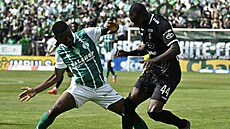 Zálo�ník Bohemians Benson Sakala (vlevo) brání jabloneckého Lamina Jawa.