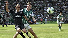 Jablonecký Jan Chramosta (vlevo) v souboji s obráncem Bohemians Adamem Kadlecem.