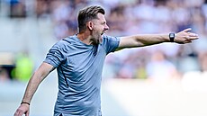 Hradecký kou� David Horej� v zápase s Pardubicemi.