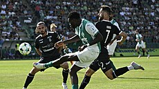 Zálo�ník Bohemians Neson Okeke centruje do vápna Jablonce.