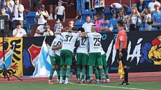 Fotbalisté Karviné se radují z gólu v utkání s Baníkem Ostrava.