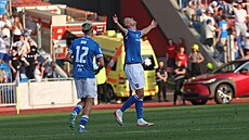 Útoník Baníku Ladislav Almási (vpravo) slaví gól do sít Karviné.