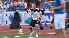 Karvinský trenér Martin Hyský gestikuluje smrem ke svým svencm bhem utkání...