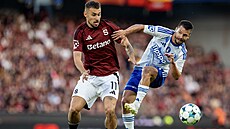 Olomoucký Radim Breite (vpravo) a Mat�j Ryne� ze Sparty v souboji o mí�.