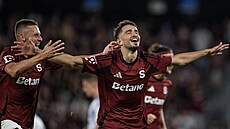 Sparanský útoník Albion Rrahmani slaví s Pavlem Kadeábkem gól do sít...