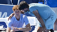 Jannik Sinner má b�hem finále v Cincinnati zdravotní potí�e, sklání se k n�mu...