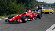 Formule se prohánla po dálnici D4
