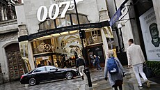 Ikonické logo agenta 007 nad vchodem londýnské Burlington Arcade v rámci...
