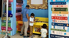 Kni�ní koutek na mezinárodním leti�ti v Miami (19. srpna 2025)