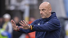 Adrián Gu�a, tou dobou trenér DAC Dunajská Streda, gestikuluje v zápase se...
