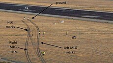 Fotografie místa prvního dopadu letounu z vy�et�ovací zprávy CIAIAC s jasn�...