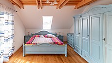 Oproti p�vodní p�edloze má srub v pat�e pouze dva pokoje. 