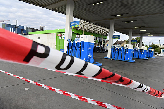 Vy�et�ování p�epadení �erpací stanice v n�meckém Völklingenu. Lupi� zde vytrhl...