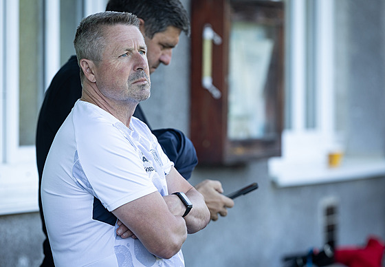 Trenér Radim Neas sleduje pohárové utkání mezi eskou Lípou a Pardubicemi.