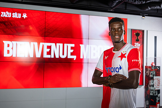 Youssoupha Mbodji pózuje coby nová posila Slavie.