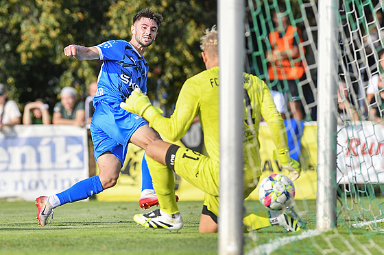 Daniel Langhamer z Mladé Boleslavi st�ílí branku do sít� Rokycan v druhém kole...