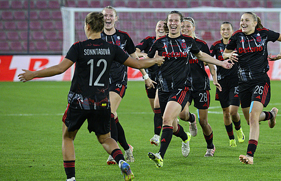 Elika Sonntagová slaví se svými spoluhrákami postup pes Nordsjaelland.