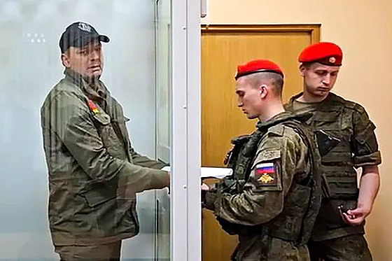 Podplukovník Konstantin Frolov, dritel tí ád za statenost, se úastní...