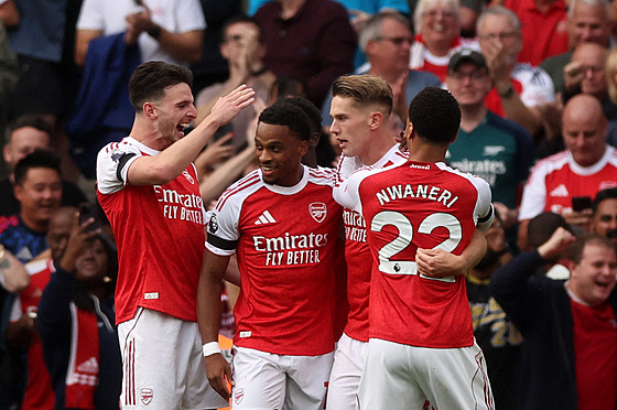 Fotbalisté Arsenalu se radují ze t�etího gólu v síti Leedsu. Trefil se Viktor...