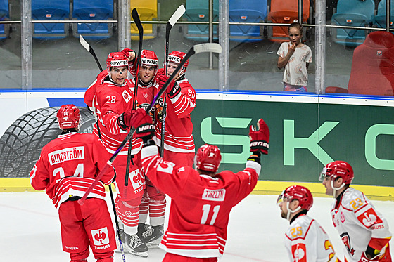 Hokejisté dánského Odense se radují z gólu do sít� Hradce v úvodním zápase Ligy...