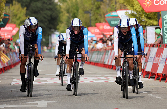 Sestava Israel-PremierTech projídí cílem týmové asovky ve Figueres.