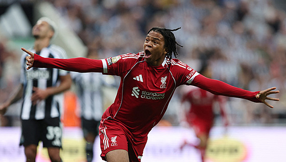 Rio Ngumoha slaví t�etí gól Liverpoolu proti Newcastlu.