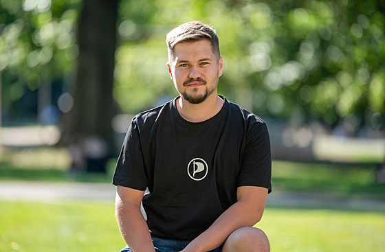 Lídr eské pirátské strany ve Zlínském kraji do parlamentních voleb Jií Knotek...