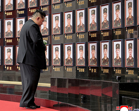 Severokorejský v�dce Kim �ong-un u portrét� voják�, kte�í padli v Kurské...