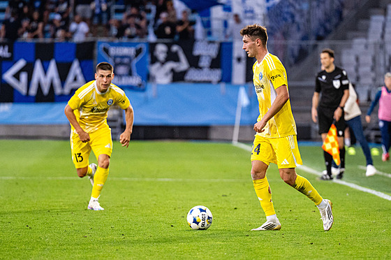 Olomoucký David Tká� kontroluje balon b�hem zápasu proti Malmö.