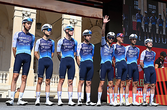 Jezdci Israel - Premier Tech ped startem první etapy Vuelty, zcela vlevo stojí...