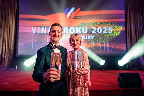 Ondej Tichý a Radana Stahalová z vítzného Vinaství Volaík. (20. srpna 2025)