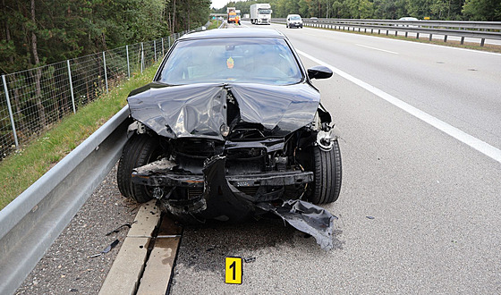 Řidič po ranní nehodě na D1 u Humpolce nechal poškozený automobil na dálnici a...