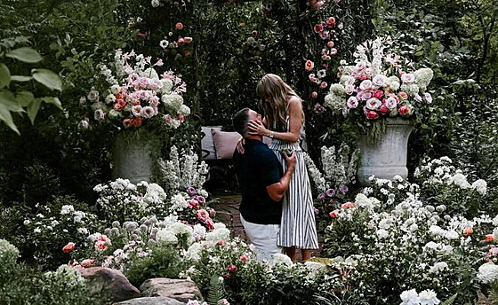 Taylor Swift a Travis Kelce oznámili své zasnoubení 26. srpna 2025.