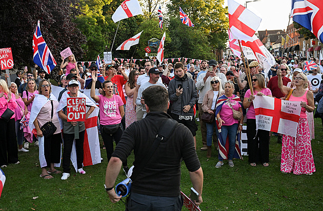 Migranti musejí z hotelu pryč, rozhodl soud. Plány britského premiéra jsou v troskách
