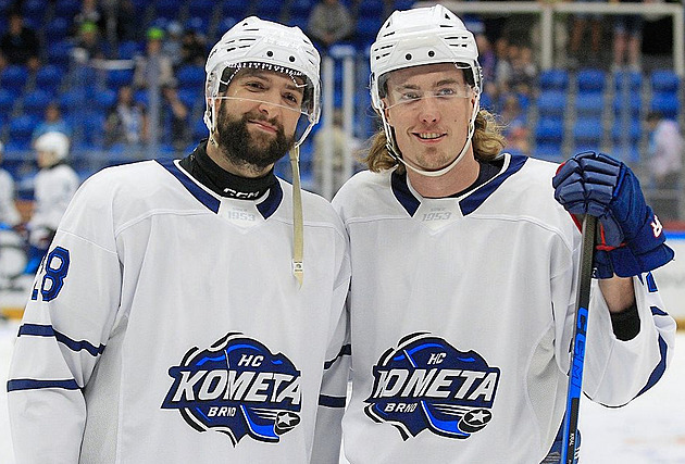 Hokejová chytrost. Asi je vidět, kdo je střelec, bavil se Král po pasu Zábranskému